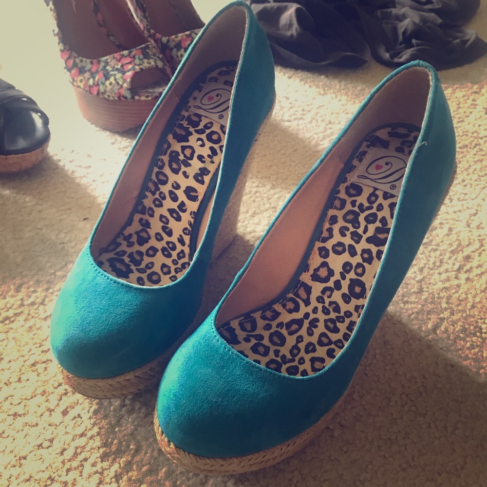 Size 6.5 fun, flirty turquoise/teal wedge heels.